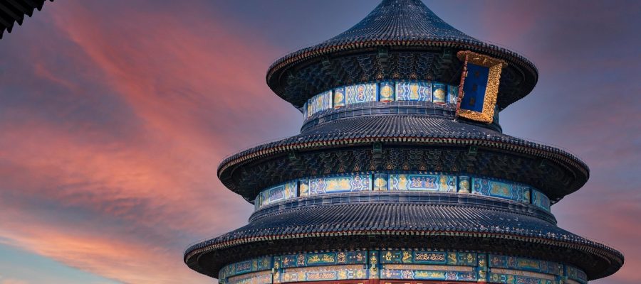 咪咕文化科技有限公司北京总部办公楼外景，现代化玻璃幕墙建筑在城市天际线中清晰可辨，体现中国移动旗下数字内容平台的企业规模